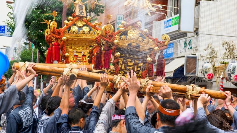 lễ rước kiệu mikoshi là điểm đặc sắc trong các lễ hội truyền thống ở nhật bản lễ rước kiệu mikoshi là điểm đặc sắc trong các lễ hội truyền thống ở nhật bản